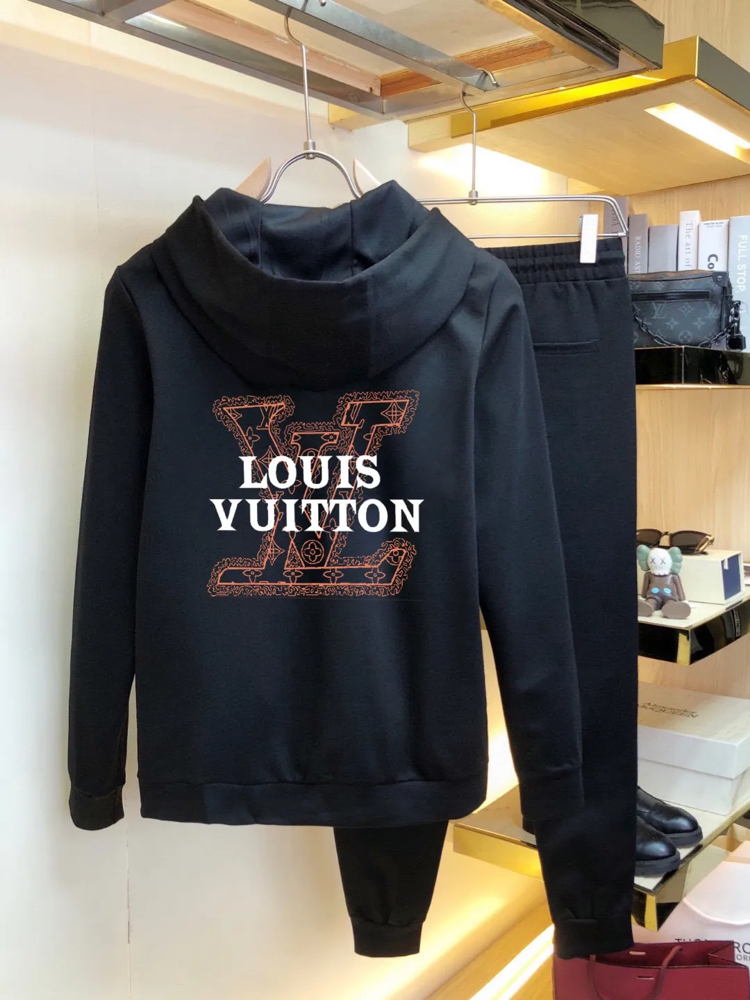 🅿️420 [LV Louis Vuitton] (Fat Man Gospel) hot-selling suit is coming. Focus on the original version of the official website. 2025 new hot-selling cardigan sweater suit. The original order is the best. 🇭🇰The meticulous work of top designers is dedicated to a fitting and perfect upper body effect. All-natural high-quality Roman cotton 100%, close-fitting comfort, noble and elegant! Original hardware embodies elegance and nobility! Counter size: M-5XL (maximum wear up to 220 pounds)